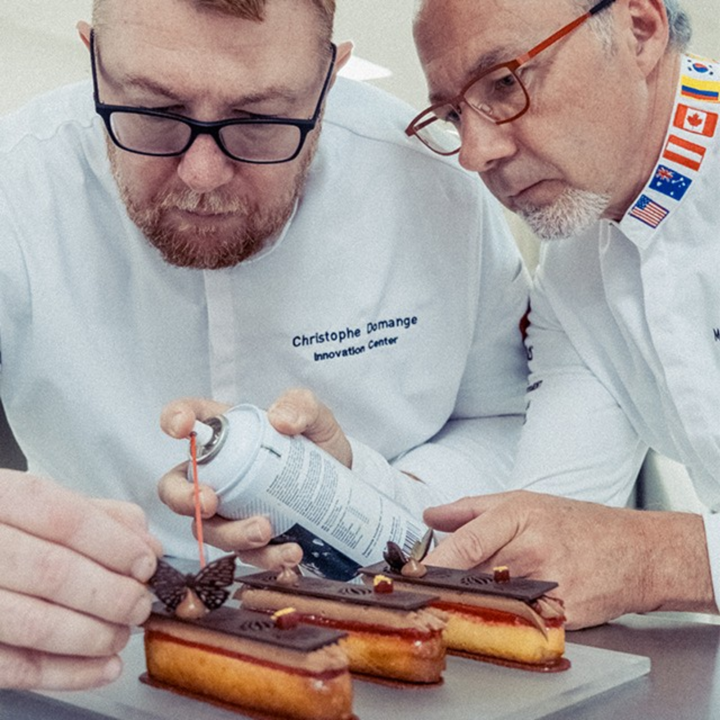Chefs decorating a dessert - Dobla