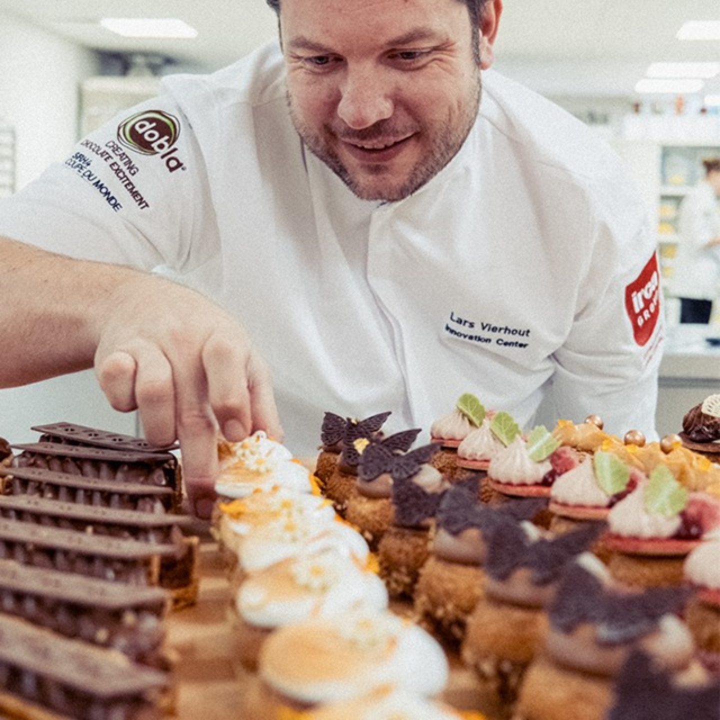 Lars Vierhout decorating entremets - Dobla