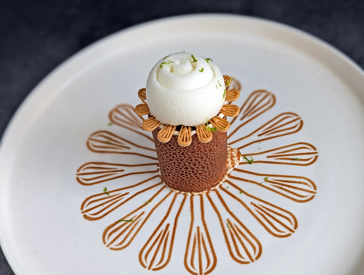 Dessert à l’assiette – Solaire Hazelnut & Yuzu Lemon