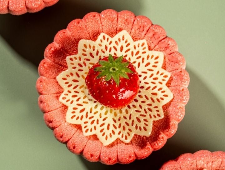 Strawberry decoration on pastry creation - Playful Indulgence - 2026 - 720x544