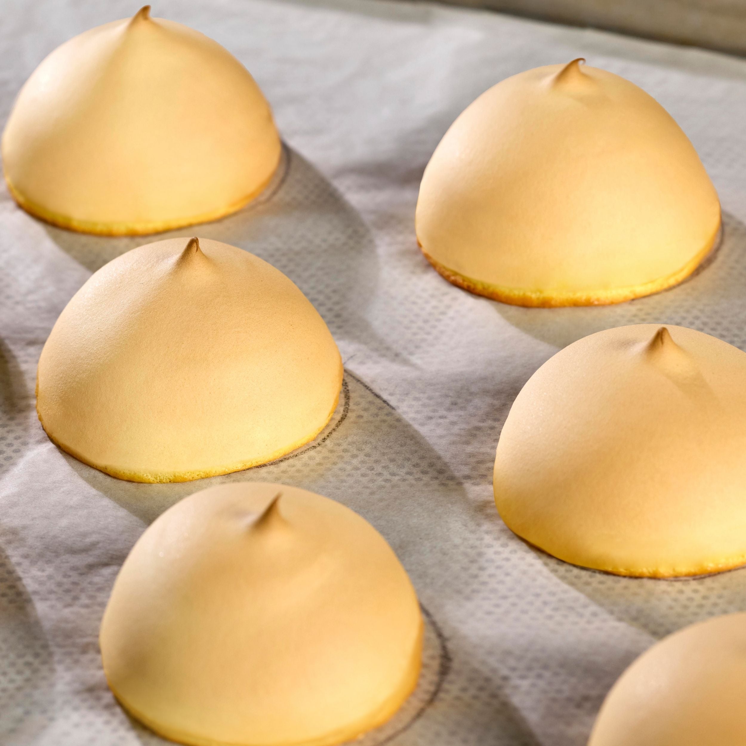 tette delle monache appena sfornate su teglia