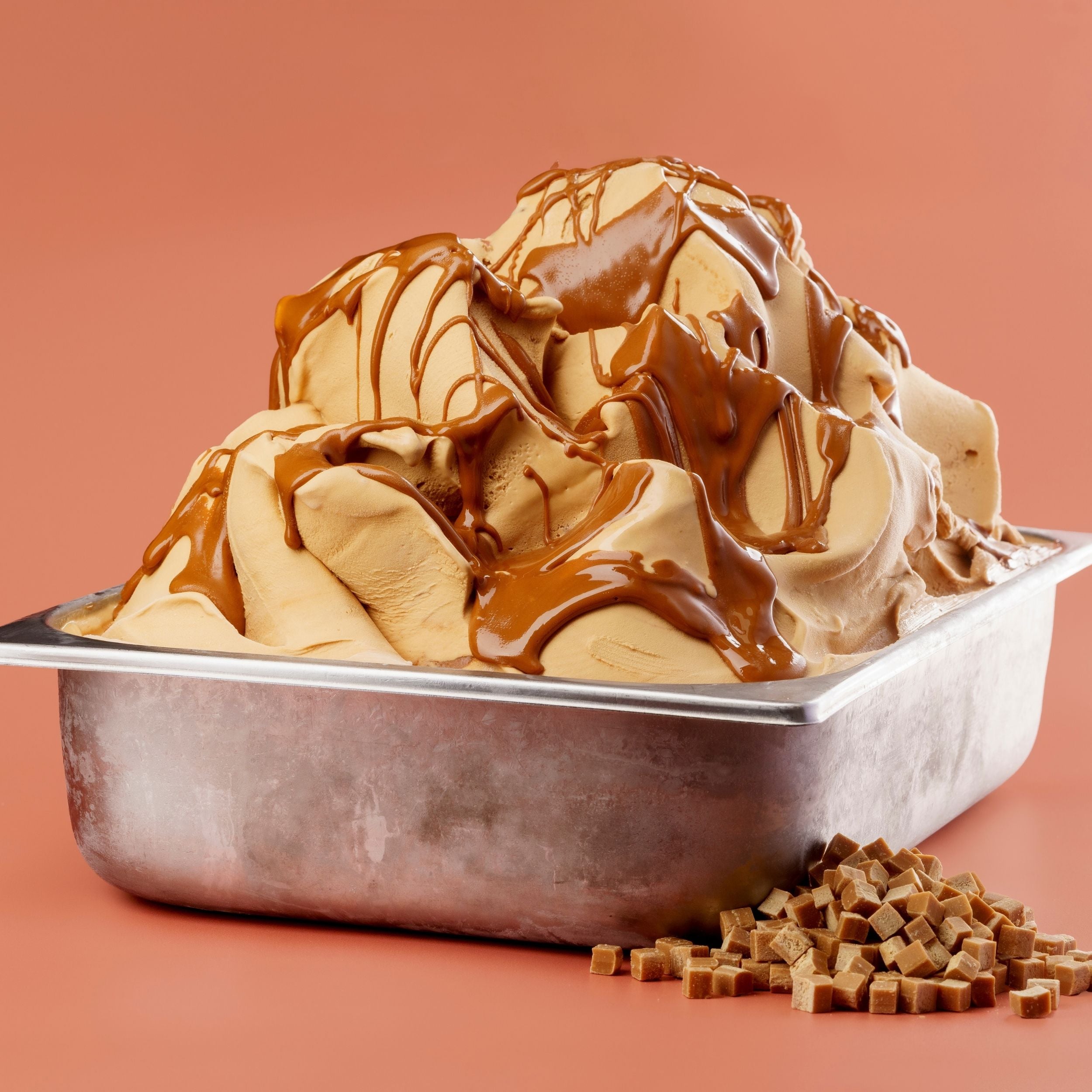 vaschetta di gelato al caramello con variegatura la caramello salato