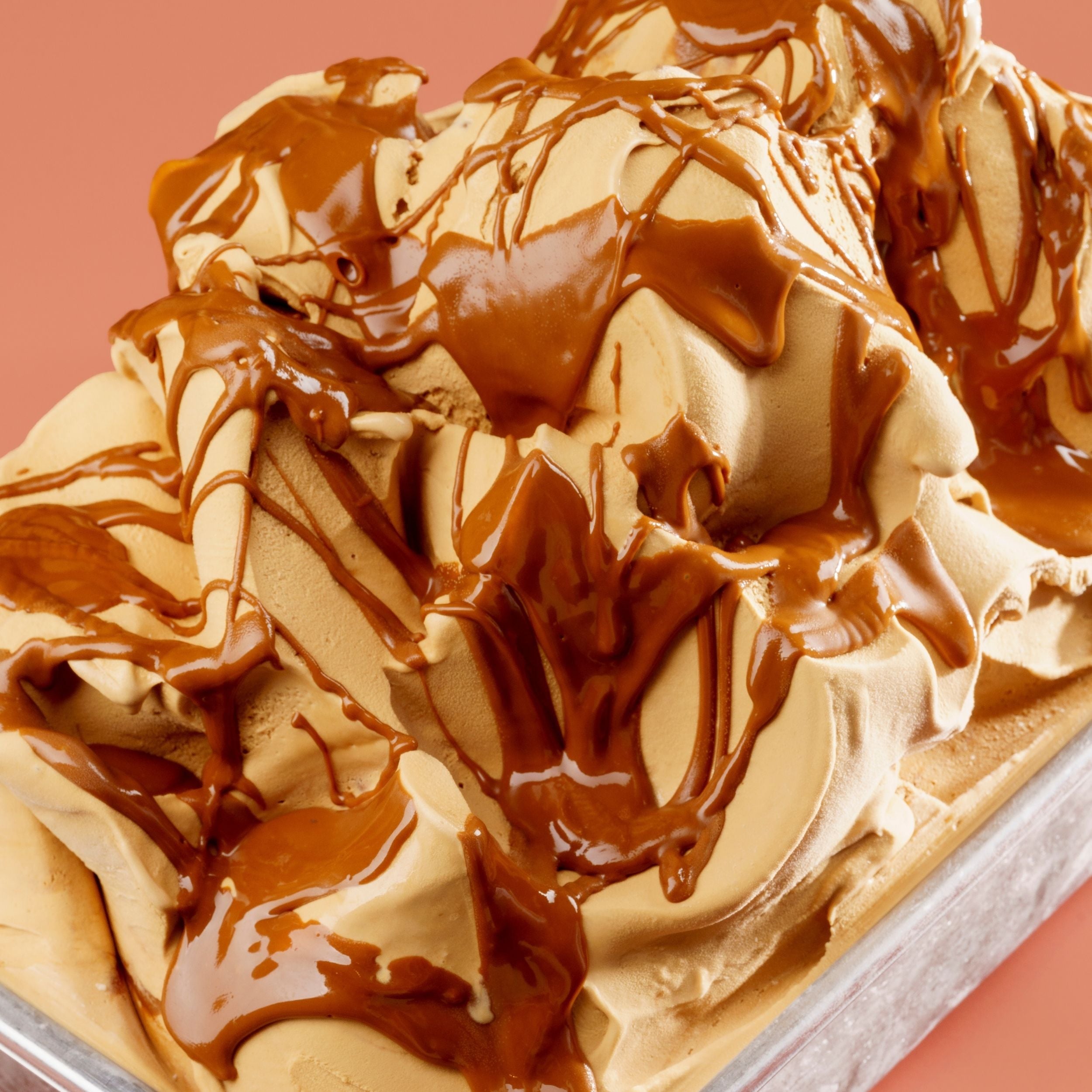 vaschetta di gelato al caramello con variegatura la caramello salato