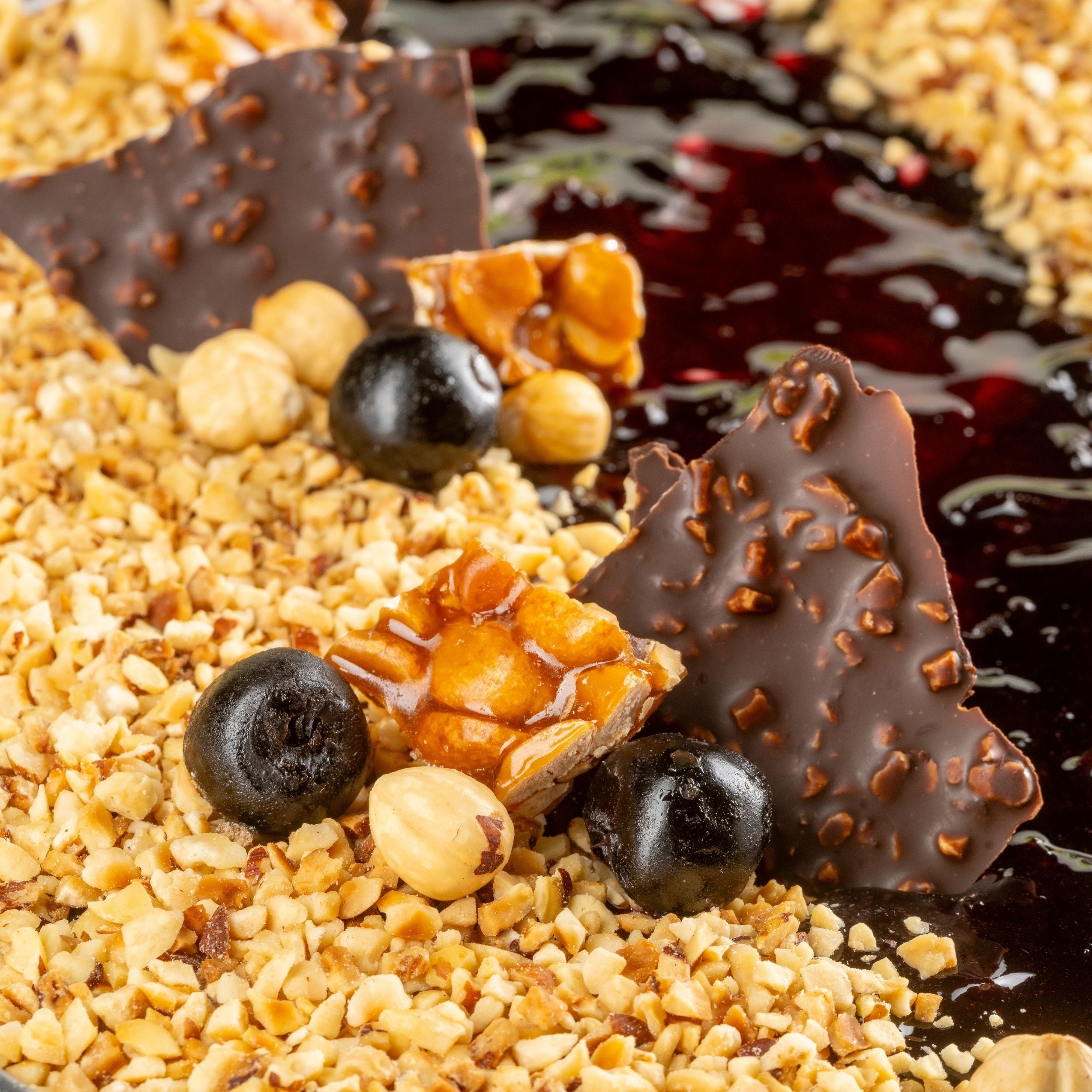 vaschetta di gelato cheeseecake con variegatura frutti di bosco e crumble vegano 