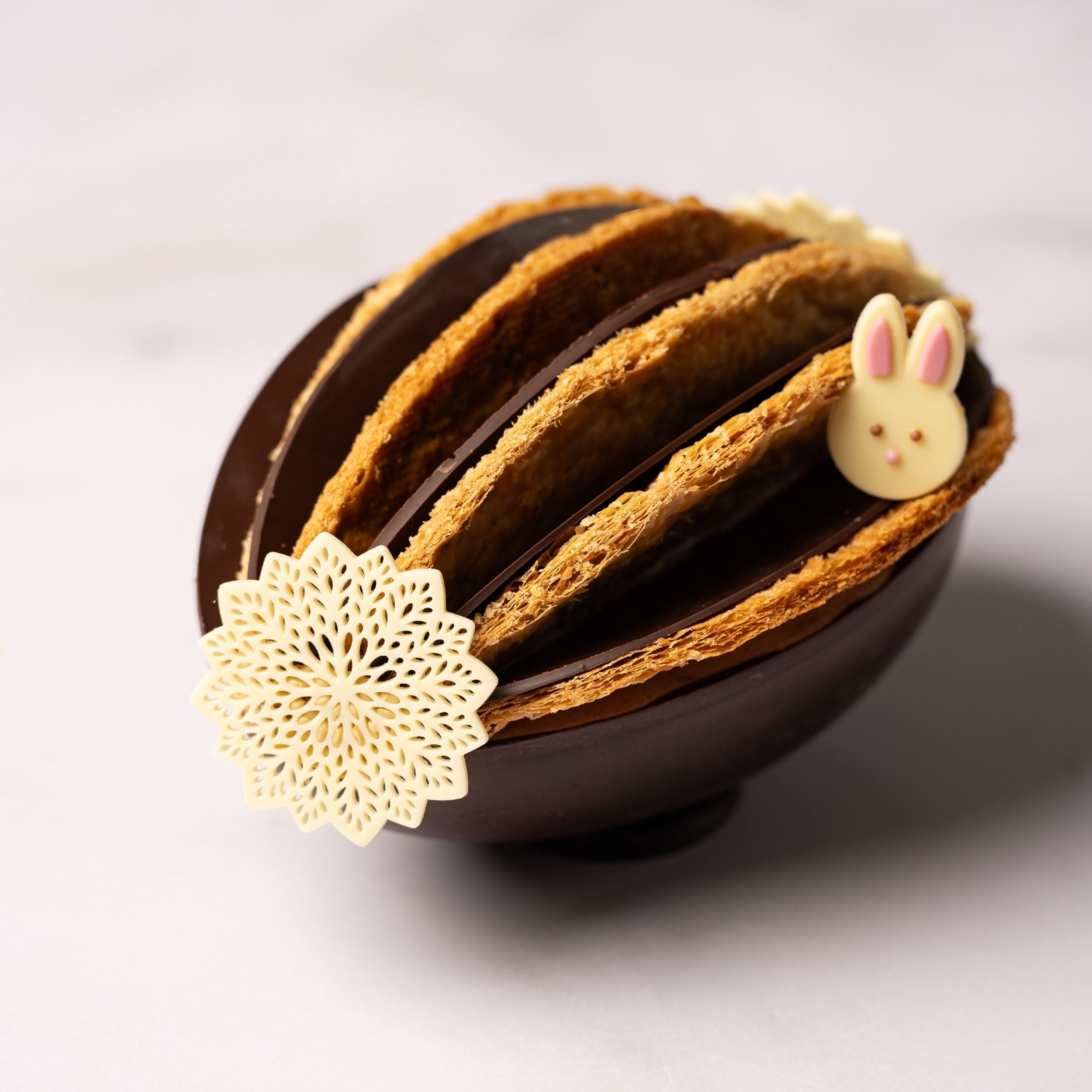 uovo millefoglie con muosse al cioccolato fondente