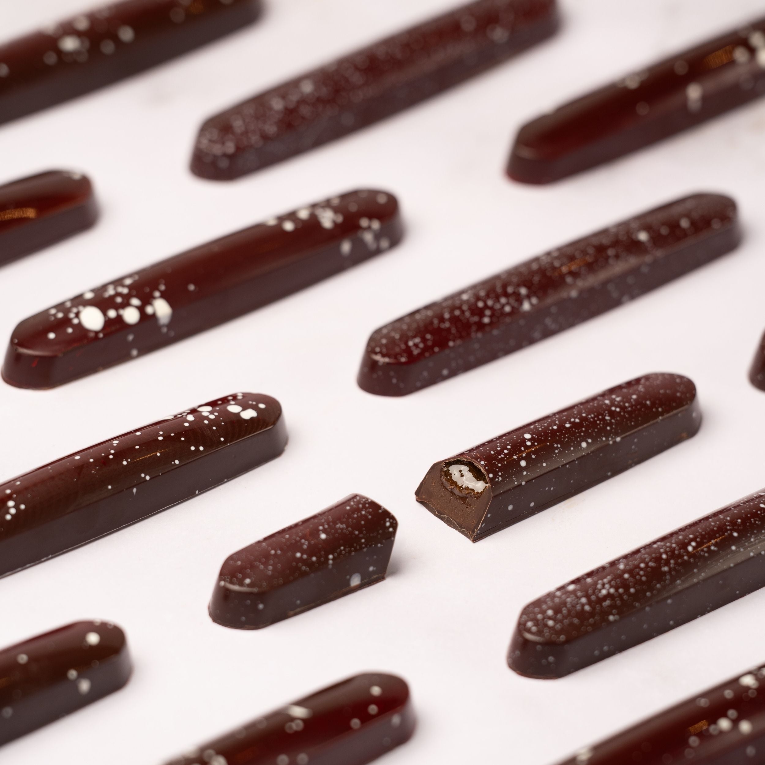 pralina con all'interno un gel al passion fruit e mango e un cremino al cioccolato fondente