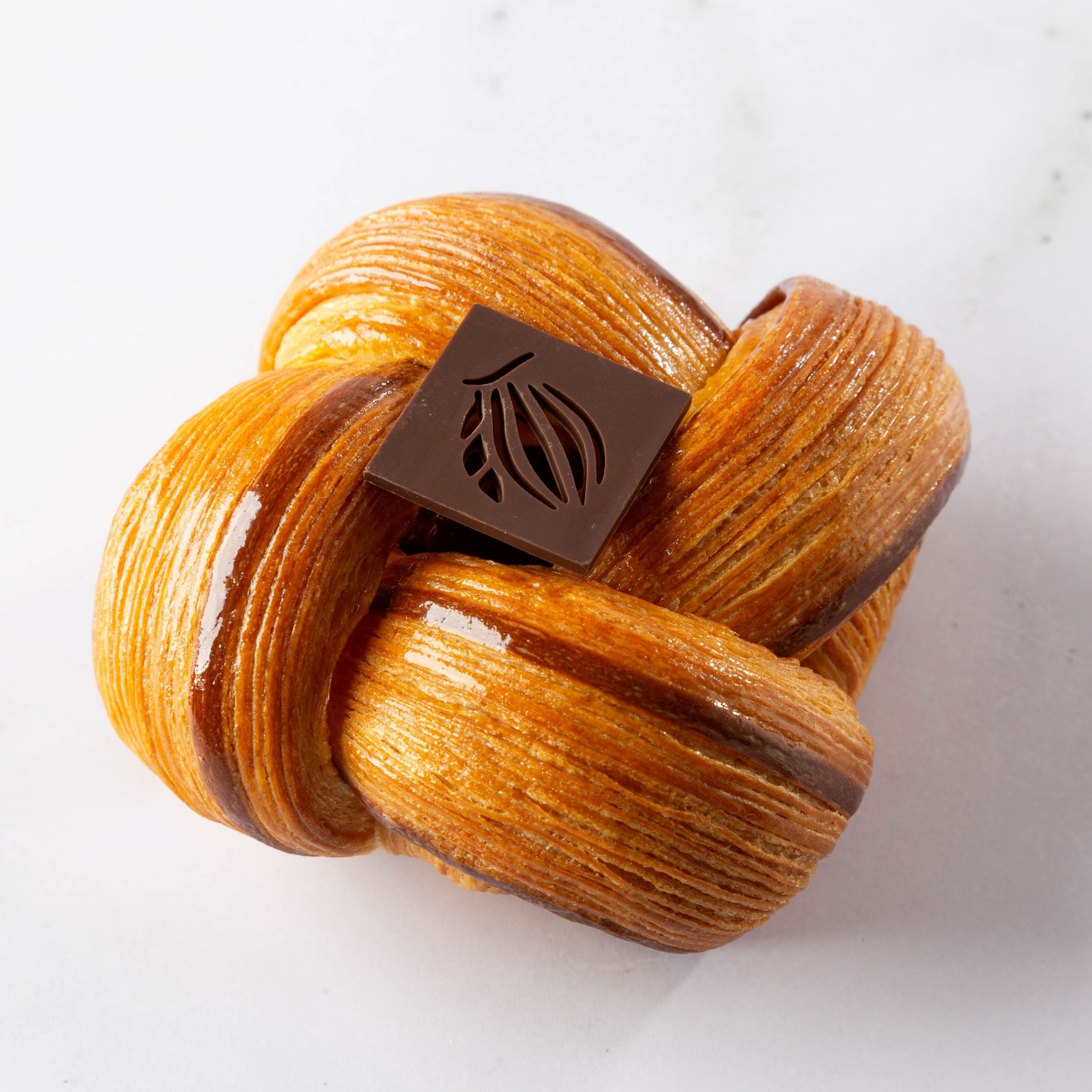 nodino con sfogliatura inversa con all'intero brownie e crema alla nocciola