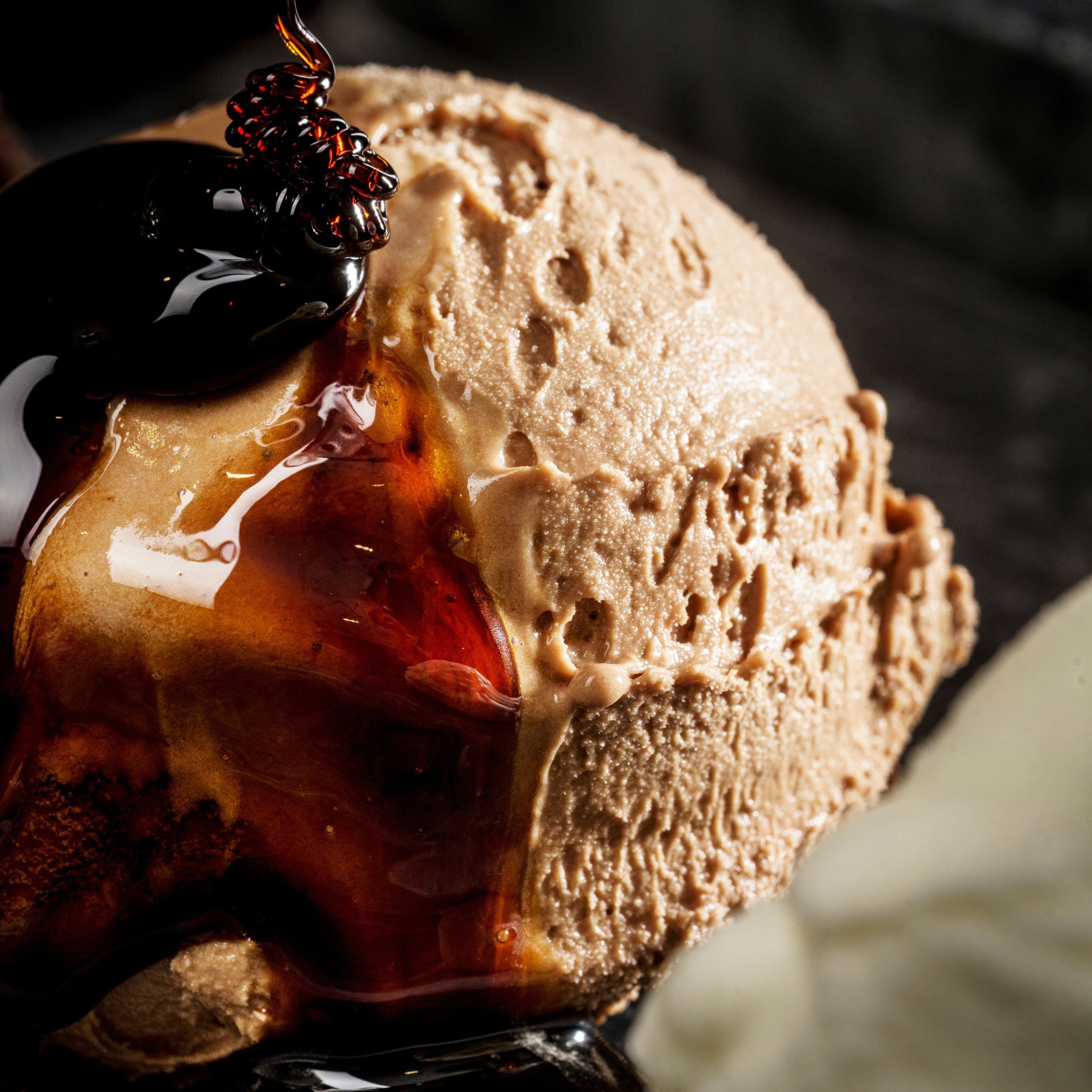 pallina di gelato domori con variegato che cola