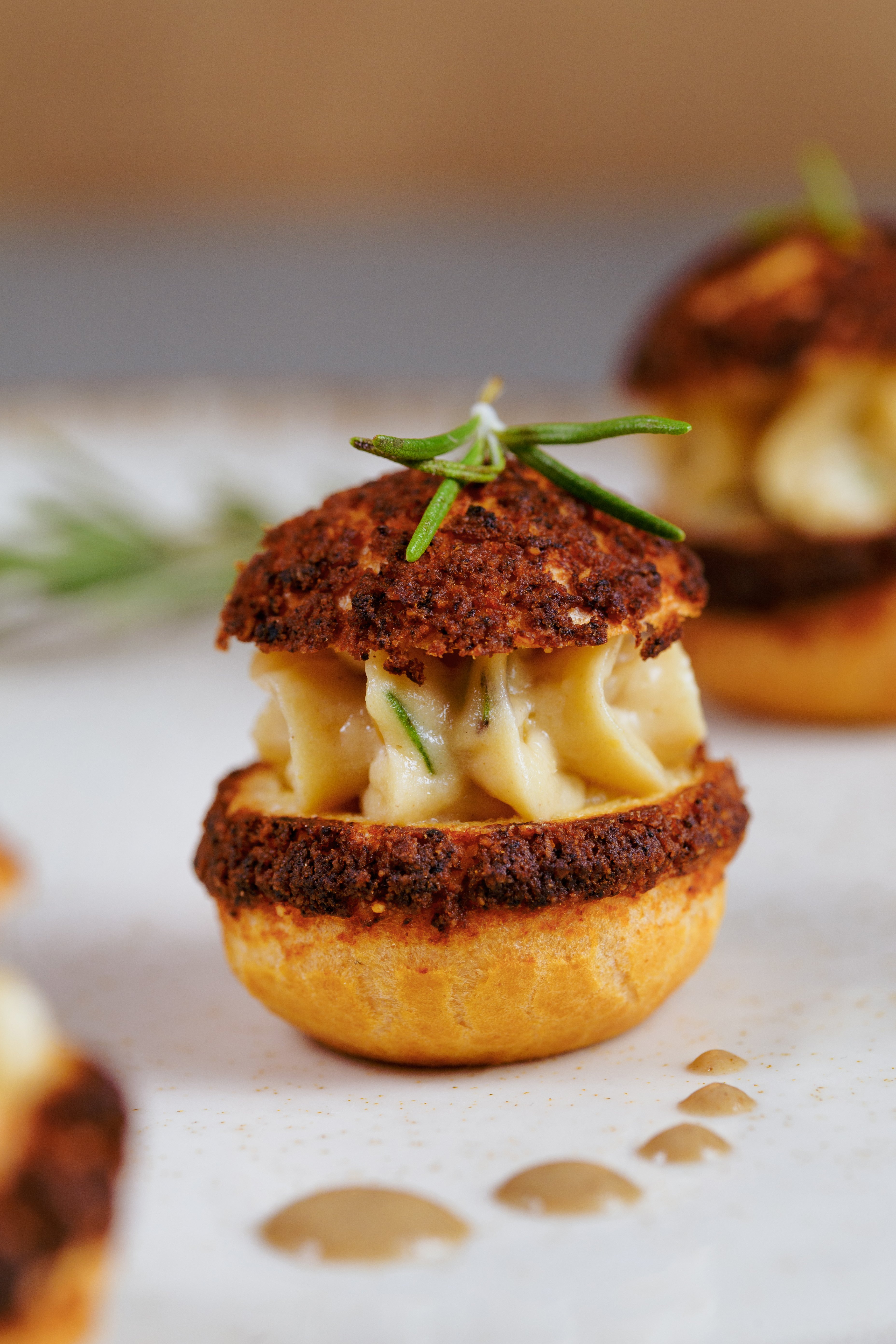 BIGNE' CRAQUELIN AL PARMIGIANO CON CECI, TAHINA E ROSMARINO