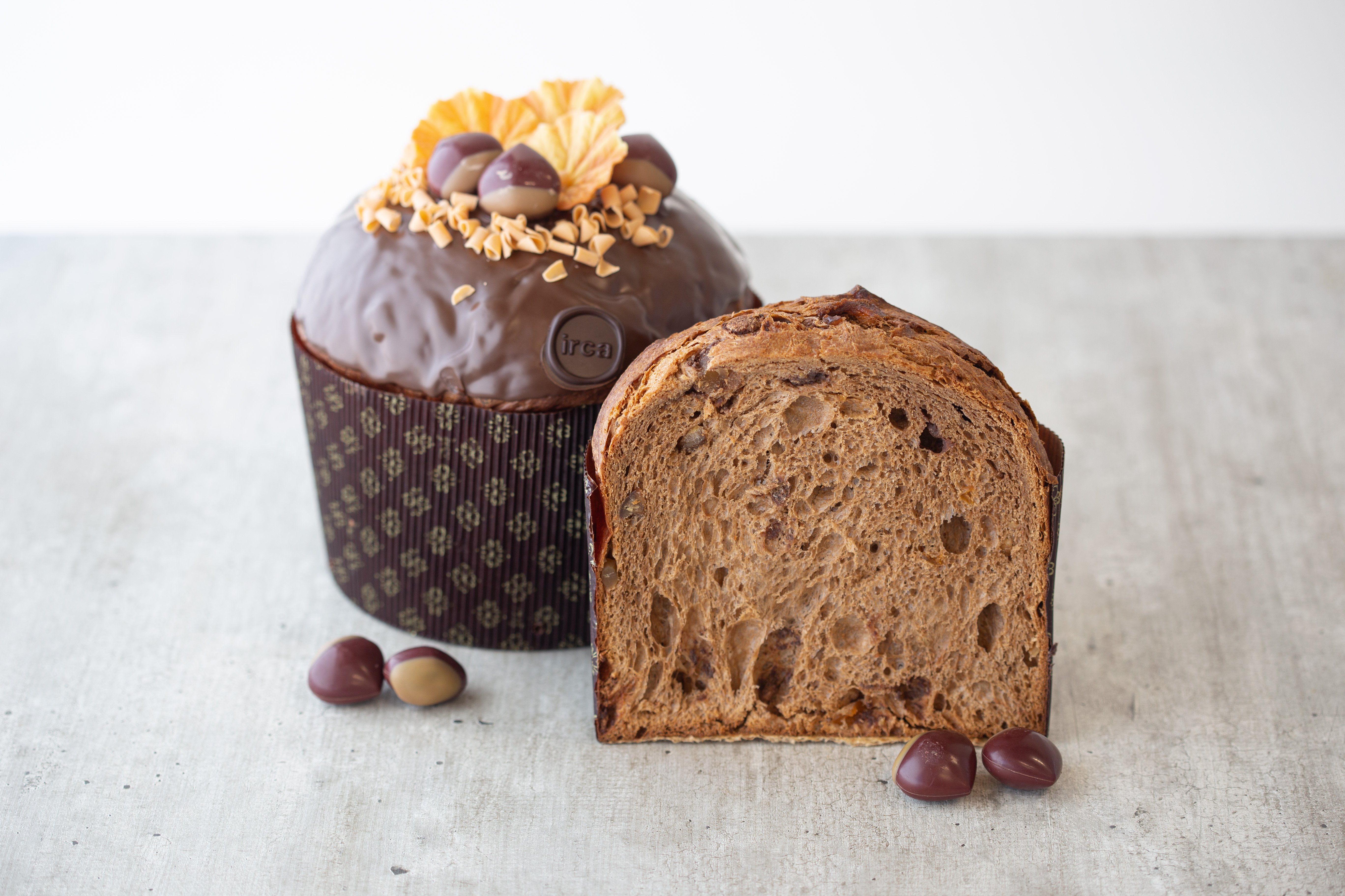 PANETTONE AL CIOCCOLATO AL LATTE, MARRONI E ALBICOCCHE