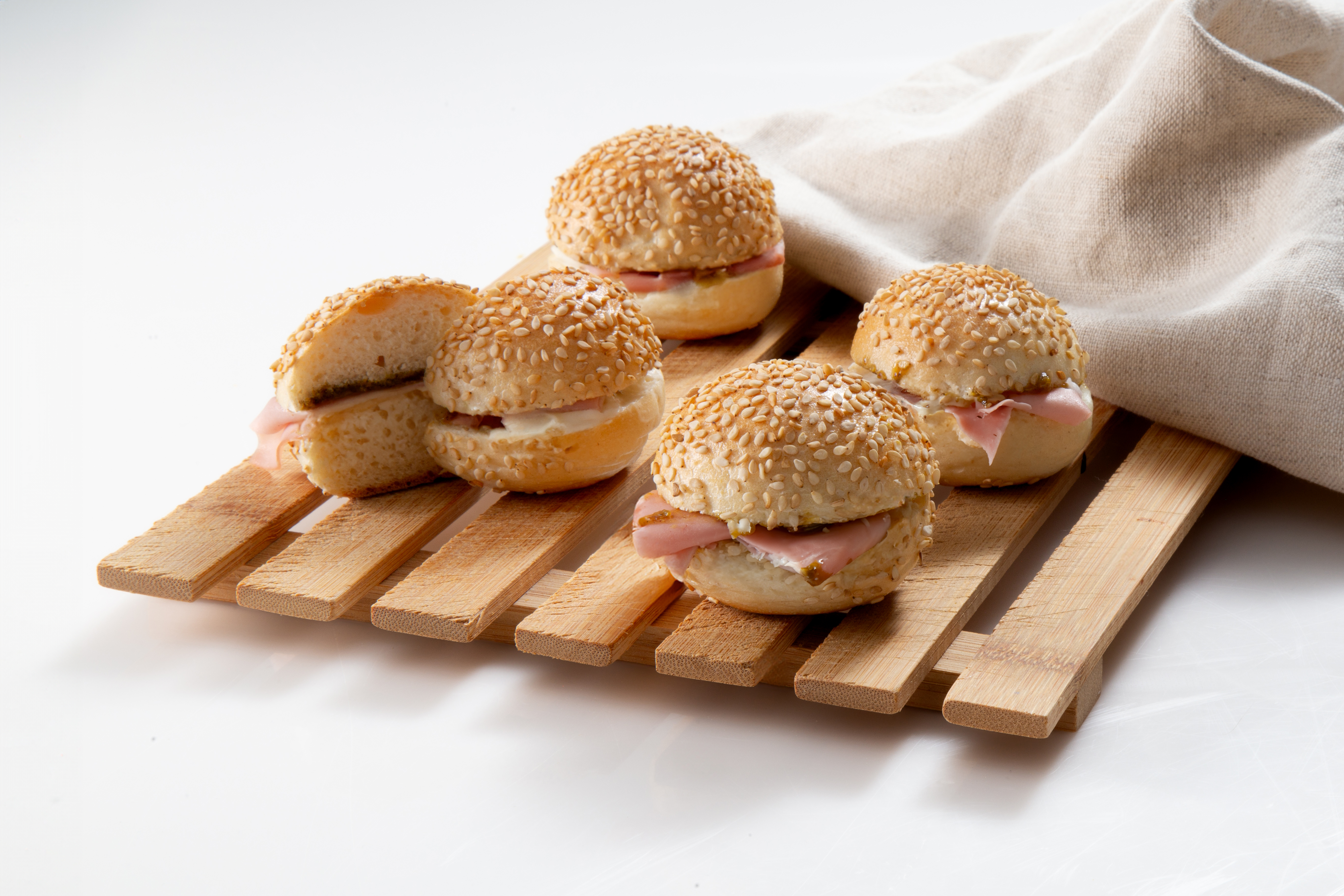 HAMBURGERINI PESTO DI PISTACCHIO, PROVOLA E BOLOGNA.