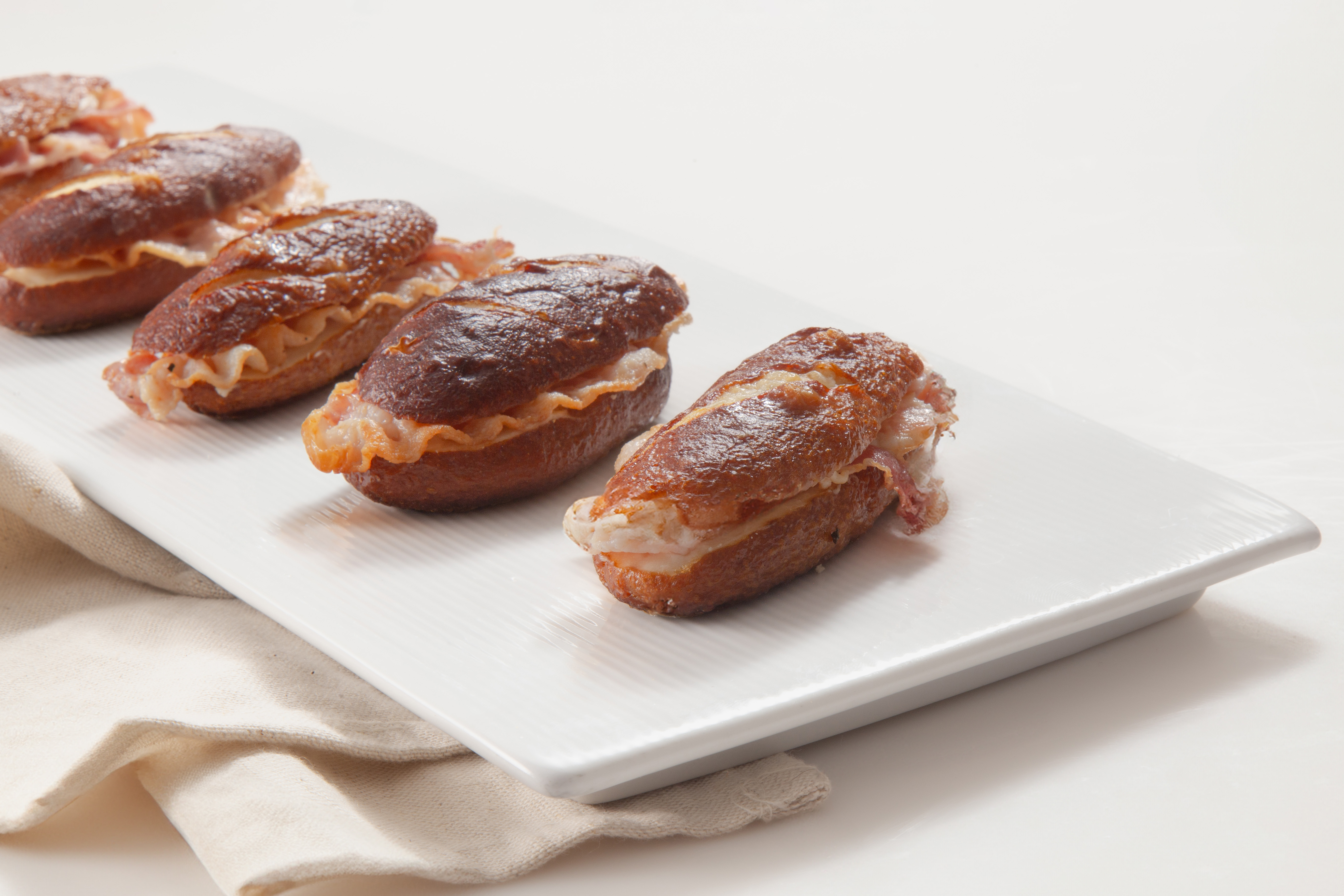 PANINO BRETZEL CON PROVOLA E BACON