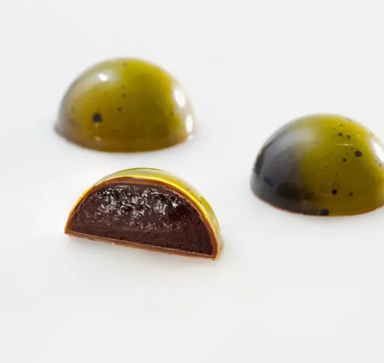 CHOCOLATE AND PEAR BONBON