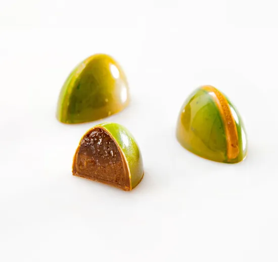 APPLE AND CINNAMON BONBON