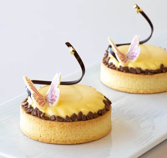 TARTLET WITH CREAM AND WILD BERRIES