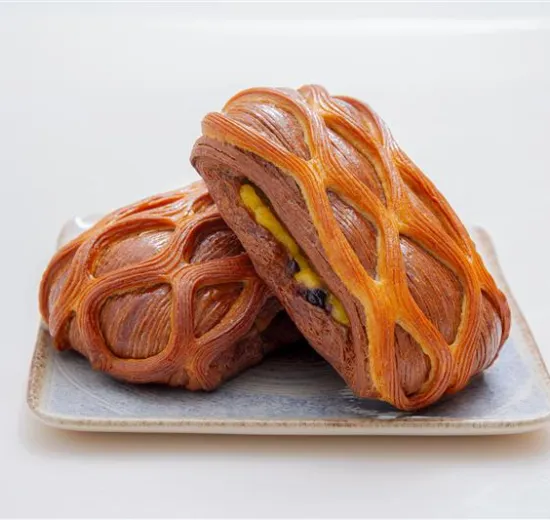 BERRIES AND CHOCOLATE PAIN SUISSE 