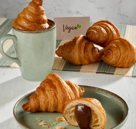 VEGAN CROISSANT WITH VEGAN HAZELNUT CREAM