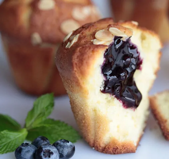 MUFFINS WITH FRUIT CORE